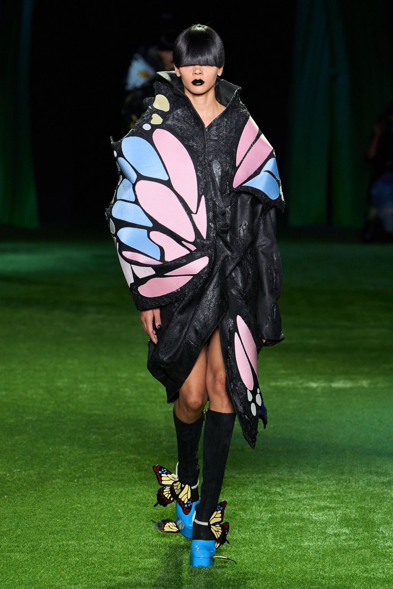 jacquemusx's tweet photo. We are so lucky to witness Thom Browne in his prime. He’s giving us Couture-level ready-to-wear collections like it’s easy. https://t.co/kttHEoyKwY