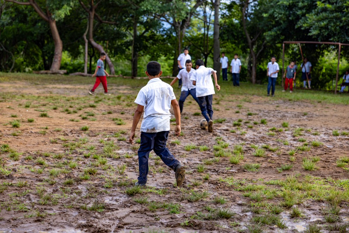 PresidenciaSV's tweet photo. “Si retrocedemos el tiempo recordaremos los días difíciles que pasábamos en épocas de lluvia, caminando por una calle llena de hoyos y lodo. Corríamos el riesgo de caer y lastimarnos, llegábamos a nuestro centro escolar para resguardarnos, teníamos que hacerlo en los rincones de las aulas donde no caían goteras porque el techo estaba deteriorado”, Kimberly Ramírez, estudiante del Centro Escolar del cantón Los Toles.