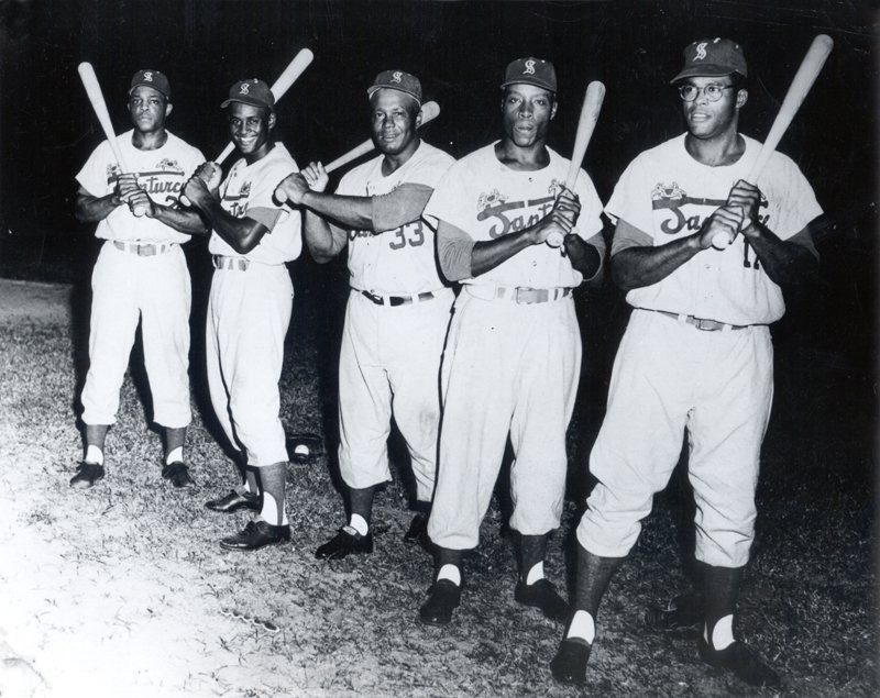 beisboldecaribe's tweet photo. Hoy, en el #RobertoClementeDay, recordamos a una leyenda cuya historia también está profundamente ligada al béisbol del Caribe. 🇵🇷⚾

Antes de convertirse en un ícono mundial, Clemente dejó su huella con los Cangrejeros de Santurce en la pelota invernal puertorriqueña y formó parte del histórico equipo campeón de la Serie del Caribe de 1955, junto a figuras como Willie Mays.

Estas imágenes nos recuerdan una parte especial de su historia: Roberto Clemente también fue Caribe. 🌴❤️

Hoy celebramos al pelotero, al puertorriqueño y un legado que continúa trascendiendo generaciones.

#SerieDelCaribe