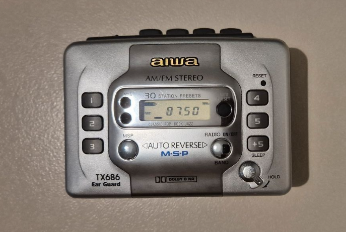 TolunayMutlu's tweet photo. İlk kişisel Walkman'im idi AIWA. Last Mohican, Enya gibi New Age tarzı ilk kaseti de o gün almıştım. Sanıyorum sene 1996 idi. Hey gidi günler. 😔 https://t.co/6iuWfrlO5Q