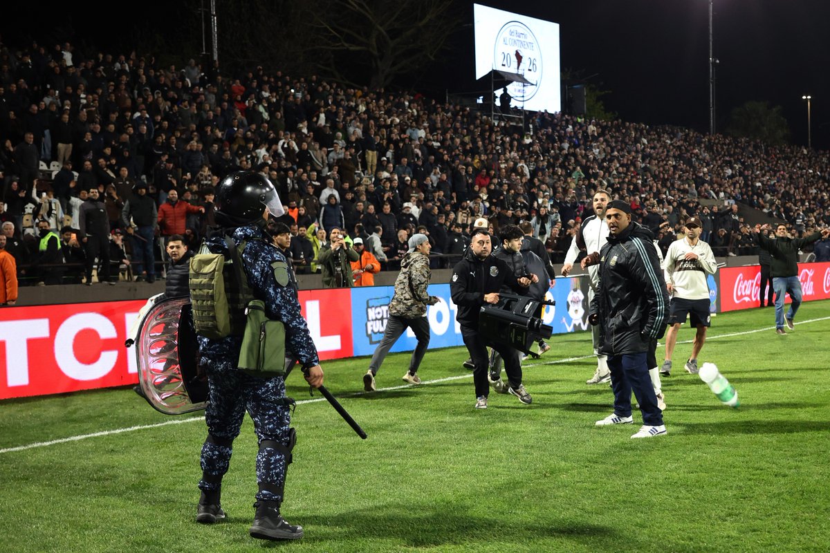 TyCSports's tweet photo. 🦑🚨 ¡LOS HINCHAS DEL CALAMAR INVADIERON LA CANCHA TRAS EL FINAL ANTE EL FLU!

Luego del partido ante Fluminense por la #CopaLibertadores, un grupo de simpatizantes de Platense ingresó al terreno de juego para pelear con los seguidores del conjunto brasileño, a quienes además les robaron una bandera.