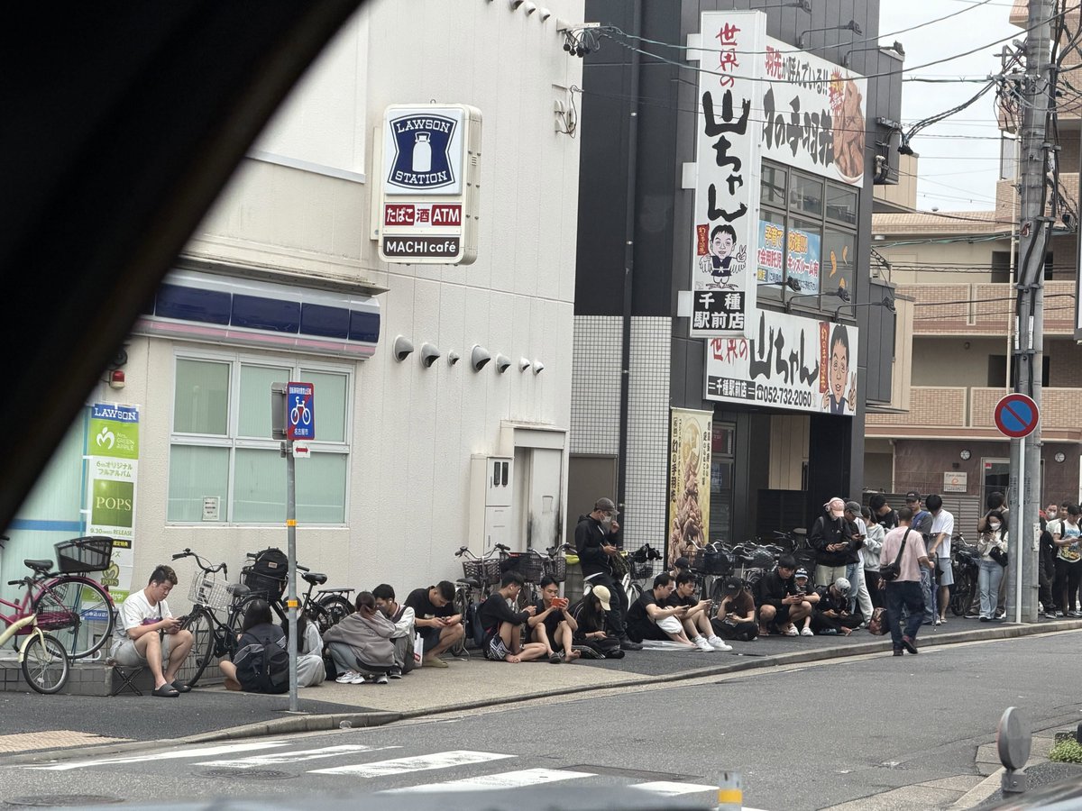masanews3's tweet photo. 朝6:45、ローソンの前が外国人だらけ😱🦁

日本の子供たちに買わせてあげてよ。。。😅🦁

#ポケモンカード https://t.co/LYFAqpJuo5