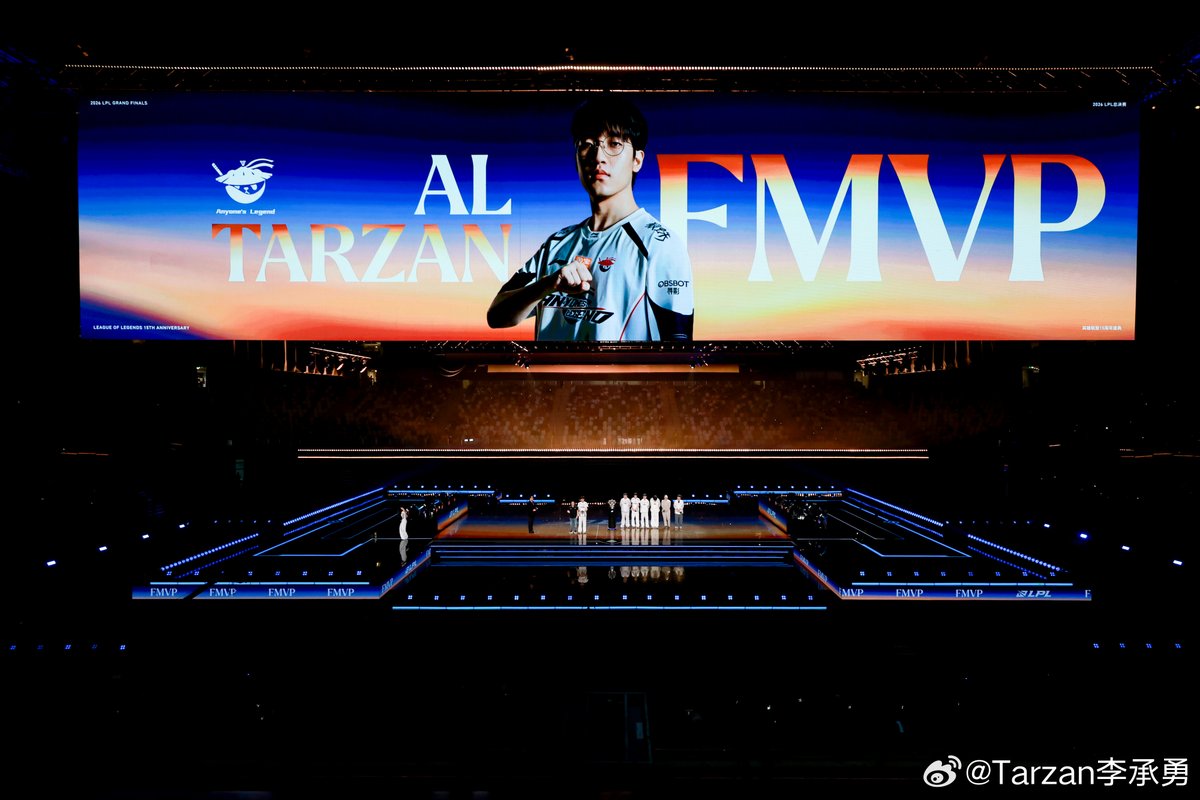 LPLinsider_'s tweet photo. 💌 EMOCIONANTE TEXTO DE TARZAN APÓS VITÓRIA 

O jungler da AL, conhecido por sempre postar longas e belas palavras após cada final de split e/ou campeonato, publicou em seu perfil no Weibo uma mensagem sobre como entrou para o time e a trajetória dele e de seus companheiros de time até aqui.

Preparem os lencinhos. 🥹

"Oi pessoal, aqui é o jungler da AL, Tarzan (Lee Seungyong).
Levantar a taça de campeão da LPL e o troféu de FMVP com o ID de AL.Tarzan me deixou muito feliz.

Depois que Shanks entrou em contato comigo no inverno de 2024, o AL foi adicionado à frente do meu ID.
Juntos, tivemos vitórias e derrotas. Mas cada derrota no ano passado me deixou com uma sensação de “quase”, por isso resolvi continuar e tentar mais uma vez para descobrir se o resultado mudaria com a insistência.
Como jogador profissional há quase 10 anos, sei muito bem os problemas que poderiam surgir quando uma mesma formação joga junto por muito tempo. Mas senti que, no fundo, deveria continuar, e foi isso que fiz.
E como eu já esperava, este ano teve muitos altos e baixos e momentos difíceis. Houve momentos em que eu mesmo não conseguia encontrar solução, mas aprendemos, mudamos e evoluímos. Desde o momento em que assinamos nossos contratos com nossos casacos de frio, indo até retornarmos ao outono, quando precisamos dos casacos de novo, provamos frutos diferentes… azuis... cor-de-rosa... E, desta vez, pegamos os papéis dourados. Isso me deixa muito feliz.

Quero agradecer a todos da AL nesses dois anos.
Agradeço, principalmente, aos meus colegas de time, meus irmãos.
Minha ideia para este time sempre foi de que cada jogador tem seus próprios pontos fortes e fracos. Observo a essência de cada um e tento encontrar a melhor forma de extrair o máximo dos pontos fortes enquanto escondemos nossas fraquezas.
Ao mesmo tempo, agradeço por sempre confiarem em mim e me acompanharem. Sei o quanto vocês sempre se esforçaram para se adaptar ao meu estilo de jogo. Buscamos soluções juntos, aprendemos e crescemos juntos e encaixamos as engrenagens da AL juntos.
Ter vocês ao meu lado jogando e correndo comigo foi muito divertido. Sou muito grato a vocês por isso.
Vocês são o meu maior orgulho. Foi uma honra enorme vencer a final da LPL e erguer essa taça com vocês, além de ser eleito o FMVP como o jungler deste time.

Também quero agradecer a toda a staff da LPL, aos fãs que sempre torceram por mim e me acompanharam até aqui, e a todos os espectadores de League of Legends.
Graças a cada um de vocês, Tarzan, Lee Seungyong, teve muitas oportunidades de jogar em palcos competitivos e aproveitar cada jogo e competição com muita felicidade
Cada dia em que pude competir, assim como a expectativa pelo próximo dia de jogo, sempre me deixa muito feliz.

A temporada de 2026 ainda não acabou. Nós da AL vamos, juntos, conhecer um novo país e um palco ainda maior, encontrar jogadores e times de outras regiões e ter jogos incríveis. Já estou ansioso por isso.

Mas, no mundo incerto de vitórias e derrotas, continuamos sendo apenas desafiantes. Levaremos para os Estados Unidos esse desejo incessante de vencer."