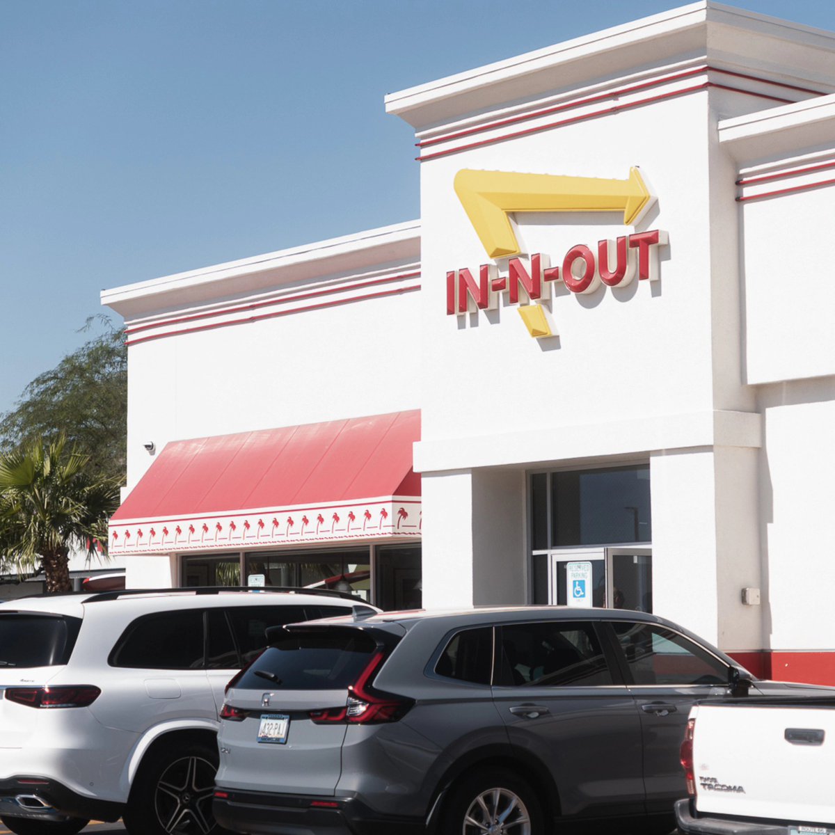EldonIshii's tweet photo. Went to Arizona in October 2024. First time trying In-N-Out. https://t.co/83QZ9P0ITP