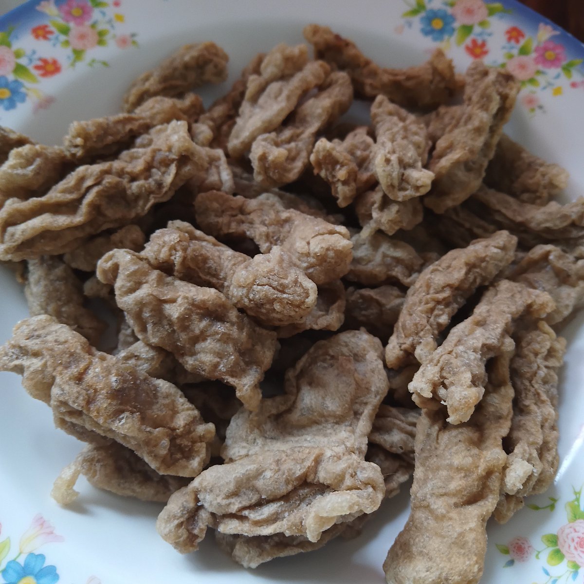 nahahiban's tweet photo. Keropok lekor for breakfast.

Dah lama orang bagi, hari ni baru goreng.
Terima kasih pada yang memberi. https://t.co/ijg5ZxU8hm