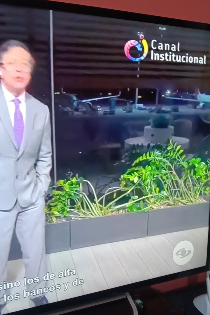 STEFANYRON55259's tweet photo. @NoticiasCaracol 
@ABDELAESPRIELLA 
No entiendo cómo dejan que esté señor trasmita. https://t.co/ad38rwRMU3