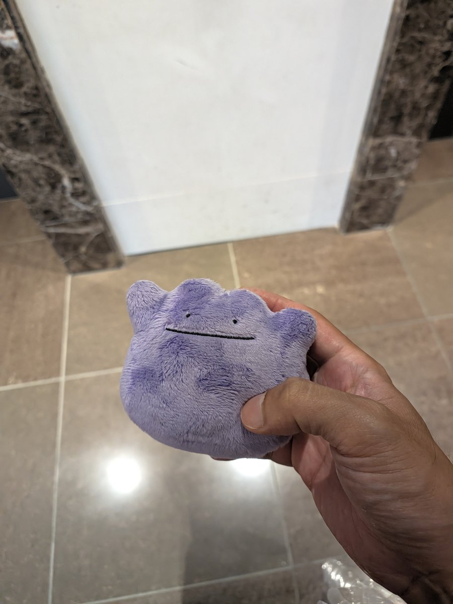 syun16310's tweet photo. ホテルに忘れちゃってごめんねメタモン。
フロントで引き取るときの書類に、
品目：ぬいぐるみ
特徴：メタモン
って書いてあったね。みんな知ってる！
#メタモン https://t.co/x96gqjvg6g