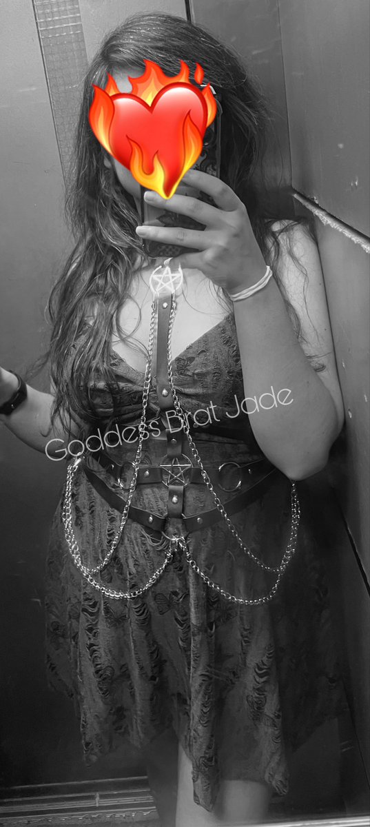 JadeGoddessBrat's tweet photo. En breve me voy a dormir… si queréis algo que sea ya cerditas👇🏼😉

Espero que algún día me despertéis con alguna alegría para variar 🔥 (de sueños se vive)

#findom #femdom #finsub spoilme humanatm paypig feetfetish footfetish gothgirl gothicgirl findombrat https://t.co/QHPEmSuDv3