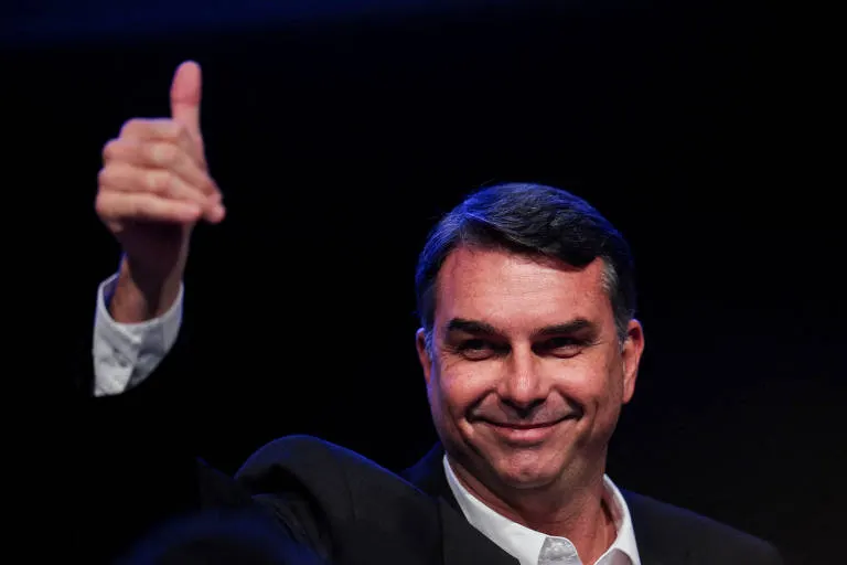 DrFlacker's tweet photo. EU IA VOTAR NO RENAN SANTOS.  Depois do que aconteceu no STF hoje, minha decisão está tomada:  NO 1º TURNO, VOU DE FLÁVIO BOLSONARO.  

É hora de liquidar a fatura nas urnas 🇧🇷

O futuro é nosso! https://t.co/xdgZsvJoYQ