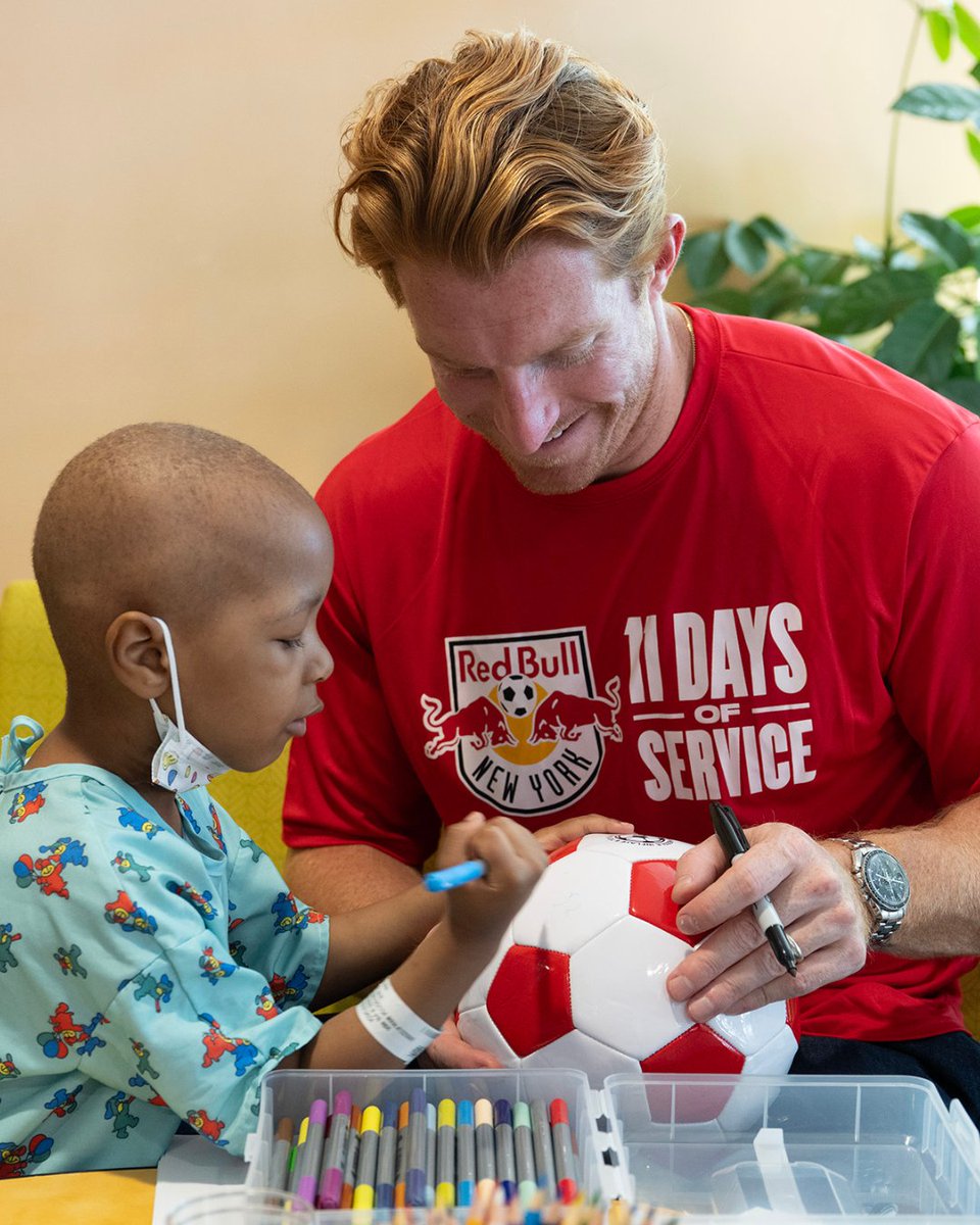RWJBarnabas's tweet photo. No shortage of smiles when Red Bull New York visits!

The team took a break from the pitch to visit with patients and staff sharing laughs, autographs and some really cool bobbleheads. Even REDD stopped by to say hi!⚽️

Enjoy highlights from a very special visit 📸

We’re proud to be the OFFICIAL Hometown Healthcare System for @NewYorkRedBulls.