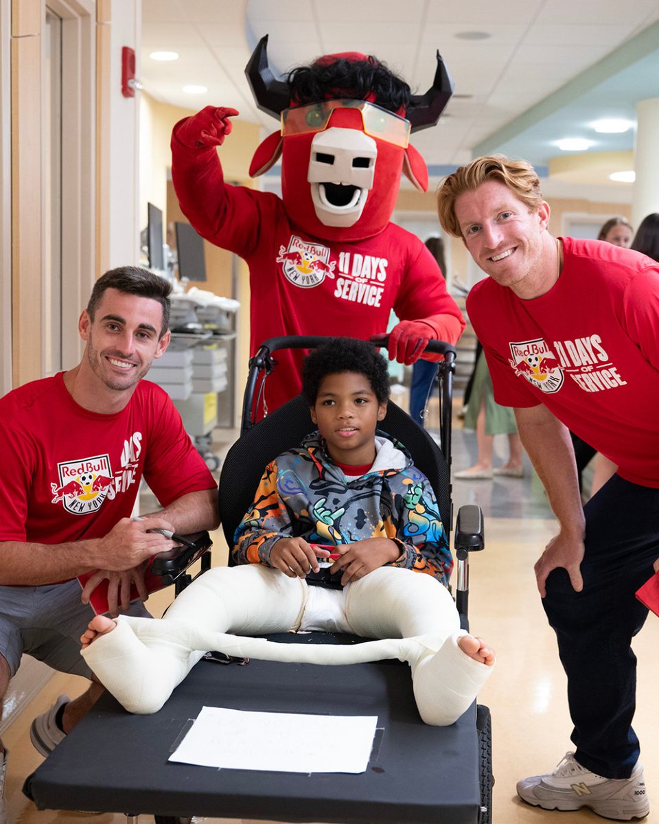 RWJBarnabas's tweet photo. No shortage of smiles when Red Bull New York visits!

The team took a break from the pitch to visit with patients and staff sharing laughs, autographs and some really cool bobbleheads. Even REDD stopped by to say hi!⚽️

Enjoy highlights from a very special visit 📸

We’re proud to be the OFFICIAL Hometown Healthcare System for @NewYorkRedBulls.