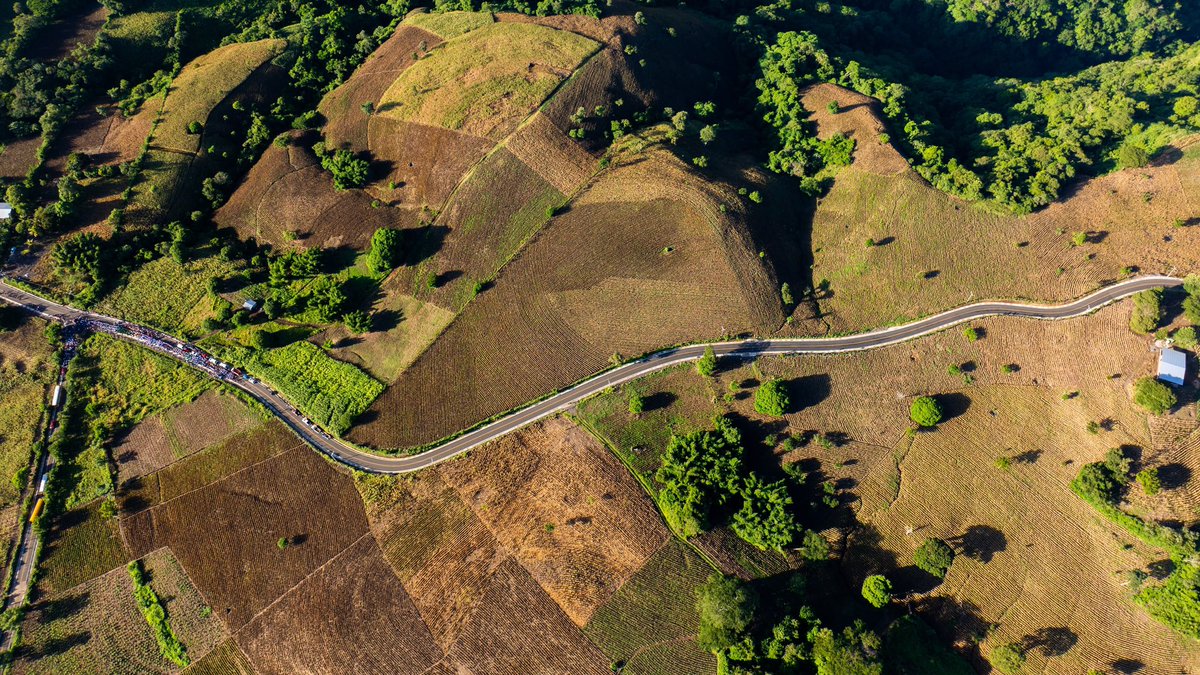 PresidenciaSV's tweet photo. “Como ya nos explicó el representante de @ObrasPublicasSV, la idea era conectar a Ahuachapán con Los Toles. Y esa era una calle de 8 km, una calle que ya es bastante larga.
 
Pero luego cuando vino @ObrasPublicasSV a trabajar, salieron de otras comunidades a decir: 'que llegue hasta nuestro cantón, que llegue hasta nuestro caserío, que llegue hasta nuestro centro escolar'. Y entonces la calle se amplió de 8 a 12 km. Un 50 % más. Lo que la hizo un poco más cara, pero beneficiaría a muchísima más gente.
 
Yo les dije: 'Hagámoslo así'. Pero luego me dijeron: 'Presidente, la hemos ampliado tanto que estamos a 3 km de Guatemala'. Y les dije: 'Lleguemos a Guatemala'. Porque aunque ahorita esto es un paso normal, con el tiempo, primero Dios, Guatemala hará su calle también y va a traer un paso fronterizo. Y obviamente, inversión, empleo y turismo”, Presidente @nayibbukele. 🇸🇻