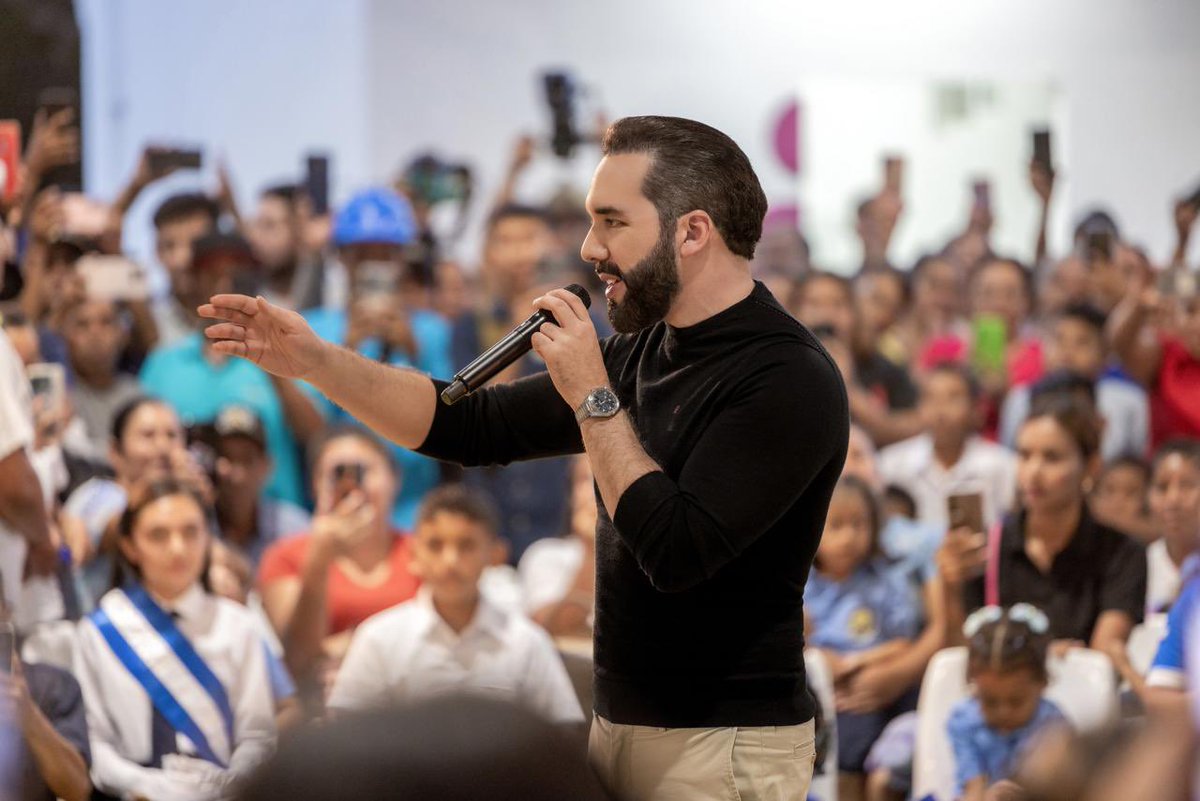 PresidenciaSV's tweet photo. “Como ya nos explicó el representante de @ObrasPublicasSV, la idea era conectar a Ahuachapán con Los Toles. Y esa era una calle de 8 km, una calle que ya es bastante larga.
 
Pero luego cuando vino @ObrasPublicasSV a trabajar, salieron de otras comunidades a decir: 'que llegue hasta nuestro cantón, que llegue hasta nuestro caserío, que llegue hasta nuestro centro escolar'. Y entonces la calle se amplió de 8 a 12 km. Un 50 % más. Lo que la hizo un poco más cara, pero beneficiaría a muchísima más gente.
 
Yo les dije: 'Hagámoslo así'. Pero luego me dijeron: 'Presidente, la hemos ampliado tanto que estamos a 3 km de Guatemala'. Y les dije: 'Lleguemos a Guatemala'. Porque aunque ahorita esto es un paso normal, con el tiempo, primero Dios, Guatemala hará su calle también y va a traer un paso fronterizo. Y obviamente, inversión, empleo y turismo”, Presidente @nayibbukele. 🇸🇻