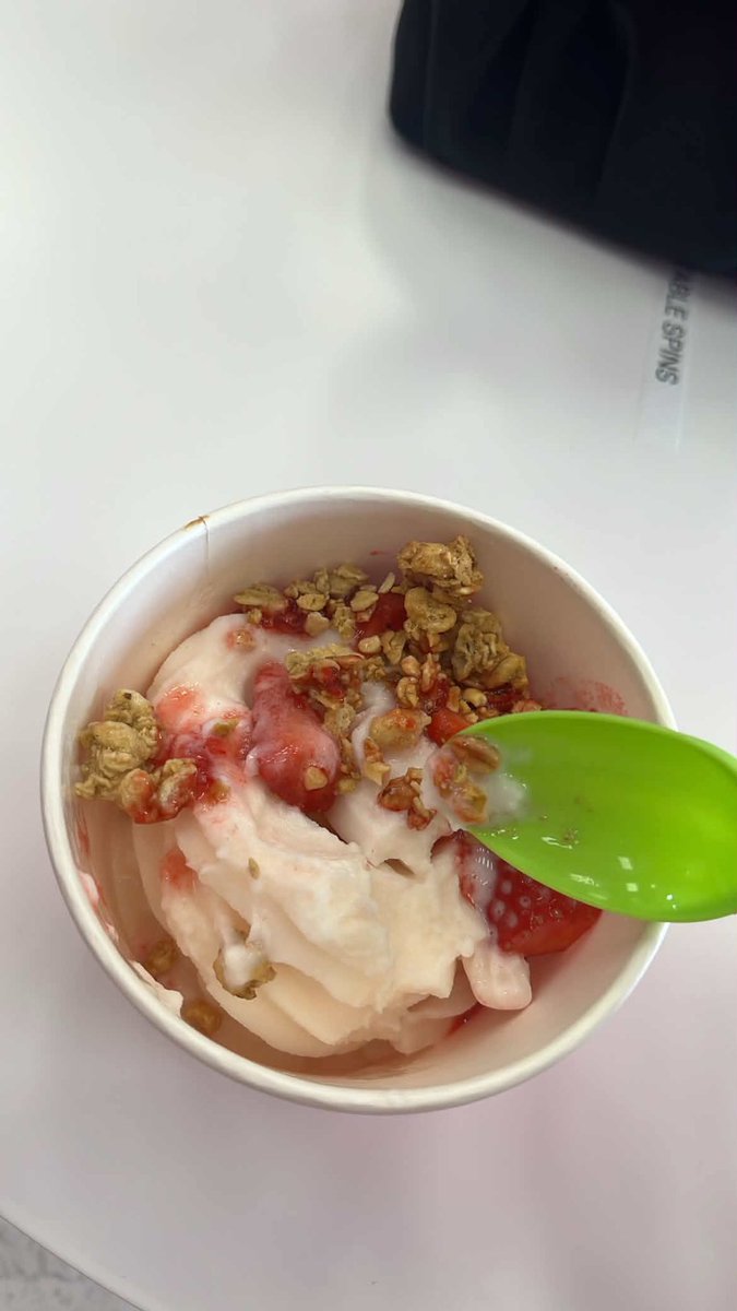 helloomikka's tweet photo. literally YUM guys i love froyo and i will be getting it like every single day #merp https://t.co/LhWQ5vYhfM
