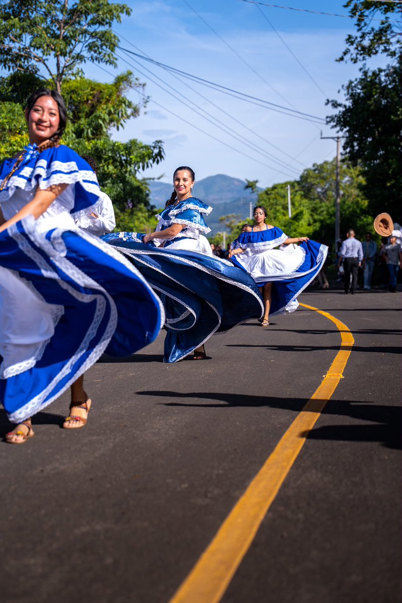 PresidenciaSV's tweet photo. “Cuando les dije: 'Vamos a arreglarles la calle'. Fue porque vimos el desfile tan bonito que hicieron. Un desfile impecable, se notaba que le habían puesto corazón, cariño y esfuerzo.
 
Todos los niños con el uniforme nítido, impecable, marchando con sus bandas, con la bandera de El Salvador, con sus pancartas. Entonces dijimos: 'Que el próximo año vuelvan a desfilar, pero ya en la calle nueva'. Y así fue", Presidente @nayibbukele.