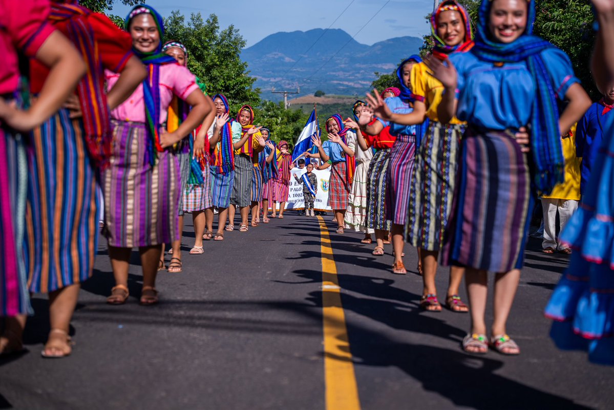 PresidenciaSV's tweet photo. “Cuando les dije: 'Vamos a arreglarles la calle'. Fue porque vimos el desfile tan bonito que hicieron. Un desfile impecable, se notaba que le habían puesto corazón, cariño y esfuerzo.
 
Todos los niños con el uniforme nítido, impecable, marchando con sus bandas, con la bandera de El Salvador, con sus pancartas. Entonces dijimos: 'Que el próximo año vuelvan a desfilar, pero ya en la calle nueva'. Y así fue", Presidente @nayibbukele.