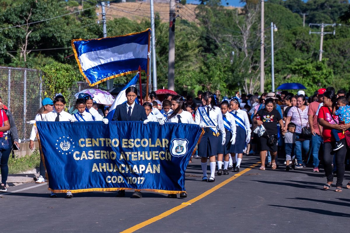 PresidenciaSV's tweet photo. “Cuando les dije: 'Vamos a arreglarles la calle'. Fue porque vimos el desfile tan bonito que hicieron. Un desfile impecable, se notaba que le habían puesto corazón, cariño y esfuerzo.
 
Todos los niños con el uniforme nítido, impecable, marchando con sus bandas, con la bandera de El Salvador, con sus pancartas. Entonces dijimos: 'Que el próximo año vuelvan a desfilar, pero ya en la calle nueva'. Y así fue", Presidente @nayibbukele.