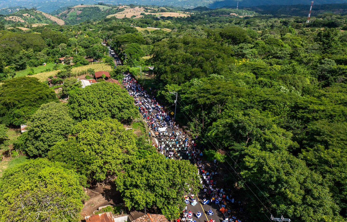 PresidenciaSV's tweet photo. “Cuando les dije: 'Vamos a arreglarles la calle'. Fue porque vimos el desfile tan bonito que hicieron. Un desfile impecable, se notaba que le habían puesto corazón, cariño y esfuerzo.
 
Todos los niños con el uniforme nítido, impecable, marchando con sus bandas, con la bandera de El Salvador, con sus pancartas. Entonces dijimos: 'Que el próximo año vuelvan a desfilar, pero ya en la calle nueva'. Y así fue", Presidente @nayibbukele.
