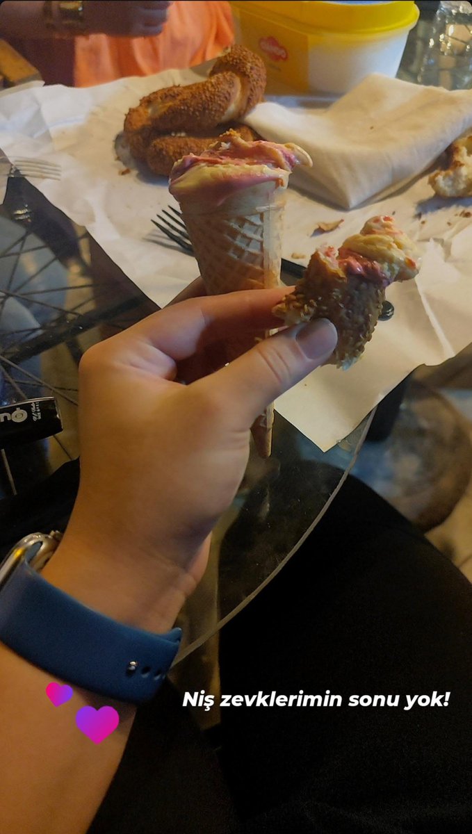 PrinceDumstrang's tweet photo. Barbekü soslu tavuklu makarna ve marul çiğköfte X simit ve dondurmacı erhan ustadan orijinal vişneli kavunlu dondurma https://t.co/qtPr0c3GCj