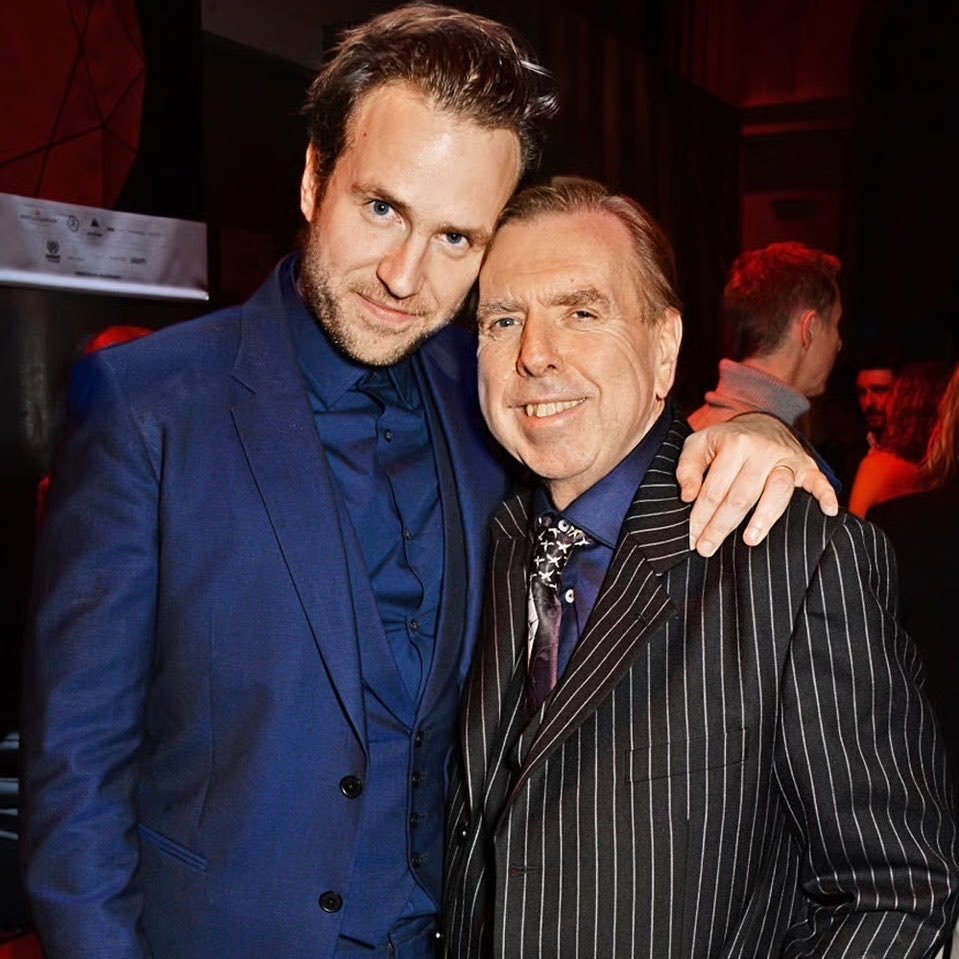 universohp's tweet photo. Rafe Spall que interpretará Arthur Weasley na série de Harry Potter, é filho de Timothy Spall, o intérprete de Rabicho na adaptação para os filmes da saga https://t.co/RvsXrqotjW