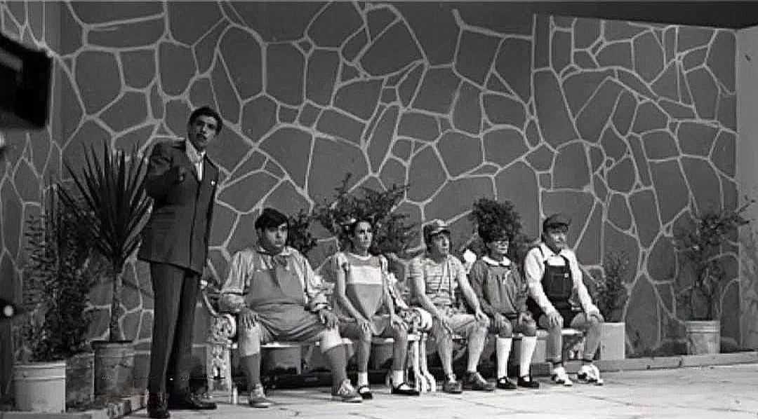 ChavesEChapolin's tweet photo. Bastidores do episódio "O aniversário do Seu Madruga" em 1981. 😍❤️
#bastidores #tbt #fotorara #seumadruga #professorgirafales #nhonho #popis #chaves #chiquinha #godines #humor #comedia https://t.co/41Az7SRLUH