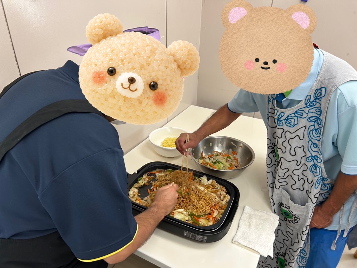 akiwa_kai's tweet photo. セサミ・みやざきです('◇')ゞ
先週の土曜活動は、調理実習で
焼きそば作りにチャレンジしました👍
協力しながら、切ったり混ぜたりし
食への感謝を学ぶいい機会になりました('ω')ノ
気になるお味は・・・「最高！！！」
#宮崎市
#就労継続支援B型
#生活介護
#調理実習
#焼きそば
#食への感謝 https://t.co/rbIkkVpn6X