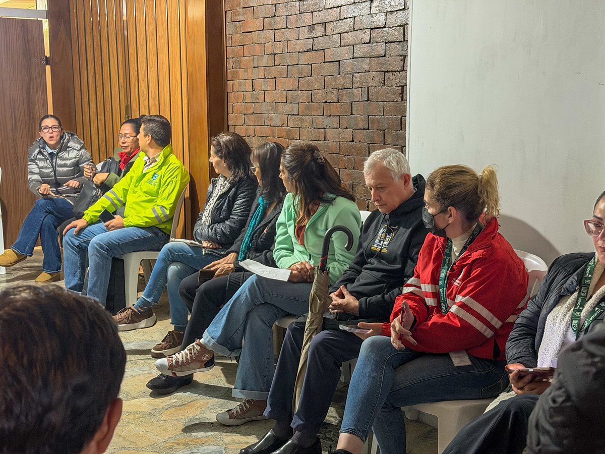 SaavedraMDavid's tweet photo. #SaavedraPorTuCuadra | Desde el 16 de julio de 2026, como concejal de Bogotá, he estado acompañando a los vecinos de San Luis, Nuevo Campín y El Campín, quienes me han manifestado distintas problemáticas relacionadas con la seguridad, los piques ilegales, las basuras, la convivencia, la movilidad y la recuperación del espacio público.

Hoy, nuevamente, nos reunimos para revisar los avances que hemos logrado gestionar con las entidades. Por ejemplo, logramos que la @Uaesp y LIME priorizaran los puntos críticos de basuras y realizaran jornadas especiales de recolección y barrido.

Además, frente a la llamada “viejoteca” de la Calle 57A con Carrera 30, se realizaron dos operativos de control en 2025, en los que se ordenó el cierre temporal de la actividad por incumplimientos. Ahora, la Secretaría de @GobiernoBTA y la Alcaldía Local  @teusaquillo13 programarán nuevas visitas de Inspección, Vigilancia y Control durante el próximo trimestre de 2026 para verificar que se cumplan los requisitos para su funcionamiento.