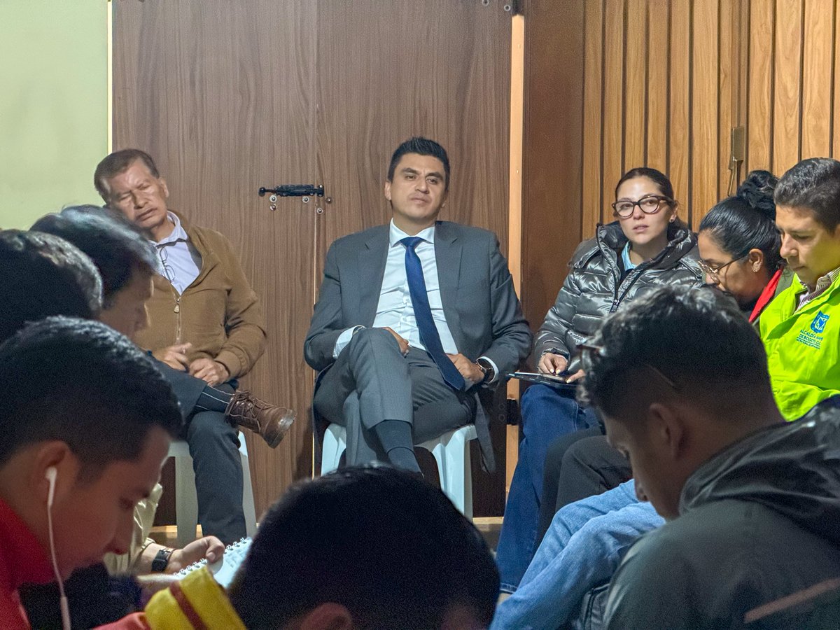 SaavedraMDavid's tweet photo. #SaavedraPorTuCuadra | Desde el 16 de julio de 2026, como concejal de Bogotá, he estado acompañando a los vecinos de San Luis, Nuevo Campín y El Campín, quienes me han manifestado distintas problemáticas relacionadas con la seguridad, los piques ilegales, las basuras, la convivencia, la movilidad y la recuperación del espacio público.

Hoy, nuevamente, nos reunimos para revisar los avances que hemos logrado gestionar con las entidades. Por ejemplo, logramos que la @Uaesp y LIME priorizaran los puntos críticos de basuras y realizaran jornadas especiales de recolección y barrido.

Además, frente a la llamada “viejoteca” de la Calle 57A con Carrera 30, se realizaron dos operativos de control en 2025, en los que se ordenó el cierre temporal de la actividad por incumplimientos. Ahora, la Secretaría de @GobiernoBTA y la Alcaldía Local  @teusaquillo13 programarán nuevas visitas de Inspección, Vigilancia y Control durante el próximo trimestre de 2026 para verificar que se cumplan los requisitos para su funcionamiento.