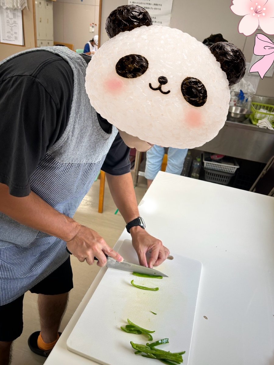 akiwa_kai's tweet photo. セサミ・みやざきです('◇')ゞ
先週の土曜活動は、調理実習で
焼きそば作りにチャレンジしました👍
協力しながら、切ったり混ぜたりし
食への感謝を学ぶいい機会になりました('ω')ノ
気になるお味は・・・「最高！！！」
#宮崎市
#就労継続支援B型
#生活介護
#調理実習
#焼きそば
#食への感謝 https://t.co/rbIkkVpn6X