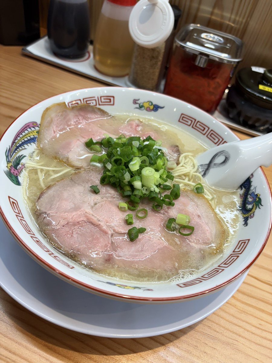 DevchanRamen's tweet photo. 【拡散お願いします🤲】
いよいよ明日9/17に
富山にて博多豚骨丸壱がオープンです！

富山は第一回のSUSURUラーメンフェスで
でぶちゃんの出店があり
最大2.5時間待ちもあった思い出の地

あの時のラーメンに匹敵する
本物の博多ラーメン店を監修致しました！
もちろん無限替玉です！

11:00〜15:00
17:00〜23:00の2部制
定休日なし

富山天正寺交差点のGUの隣です。
みなさま！何卒よろしくお願いします。
いぇあ