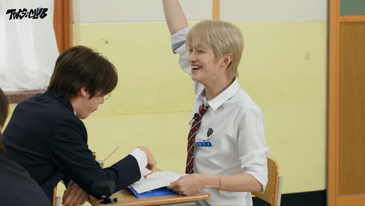 do_marr42's tweet photo. 先生にチクろうとしたけど失敗してヨンジェにめちゃくちゃ罪着せられてるのにおでこごっつんこによって喜んで後ろに立ちに行くジフンいてやばいですよ耳真っ赤ですよ 魔性のヨンジェや…………… https://t.co/520BB0YdVB