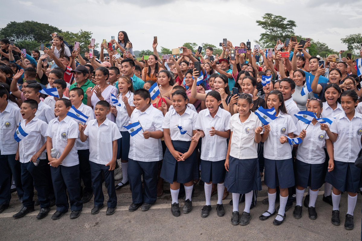 PresidenciaSV's tweet photo. “Nosotros dijimos: ‘Bueno, si ya les vamos a hacer la carretera, hagamos la escuela también’. Y empezamos a construirla y en un año se terminó. Y ya a partir de ahora las clases son acá.
 
Como pudieron ver los niños, tiene de todo, tiene juegos, comedor, cocina, aulas bonitas, baños. El área para Primera Infancia, que la fuimos a ver con mi esposa Gabriela. Como todos ustedes saben, ella está trabajando muy fuerte para apoyar a la Primera Infancia, para que tengan educación de primera, educación de calidad desde que están pequeñitos.
 
Porque ellos son el futuro de nuestro país y queremos tener un buen futuro. Tal vez nosotros vamos a estar viejitos pero vamos a ver cómo los niños, que vamos a educar mejor, se van a convertir no solo en jóvenes de bien, sino en adultos de bien y ellos son los que van a sacar a nuestro país todavía mucho más adelante de lo que nosotros podamos hacer”, Presidente @nayibbukele.