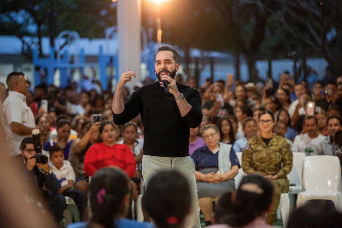PresidenciaSV's tweet photo. “Nosotros dijimos: ‘Bueno, si ya les vamos a hacer la carretera, hagamos la escuela también’. Y empezamos a construirla y en un año se terminó. Y ya a partir de ahora las clases son acá.
 
Como pudieron ver los niños, tiene de todo, tiene juegos, comedor, cocina, aulas bonitas, baños. El área para Primera Infancia, que la fuimos a ver con mi esposa Gabriela. Como todos ustedes saben, ella está trabajando muy fuerte para apoyar a la Primera Infancia, para que tengan educación de primera, educación de calidad desde que están pequeñitos.
 
Porque ellos son el futuro de nuestro país y queremos tener un buen futuro. Tal vez nosotros vamos a estar viejitos pero vamos a ver cómo los niños, que vamos a educar mejor, se van a convertir no solo en jóvenes de bien, sino en adultos de bien y ellos son los que van a sacar a nuestro país todavía mucho más adelante de lo que nosotros podamos hacer”, Presidente @nayibbukele.