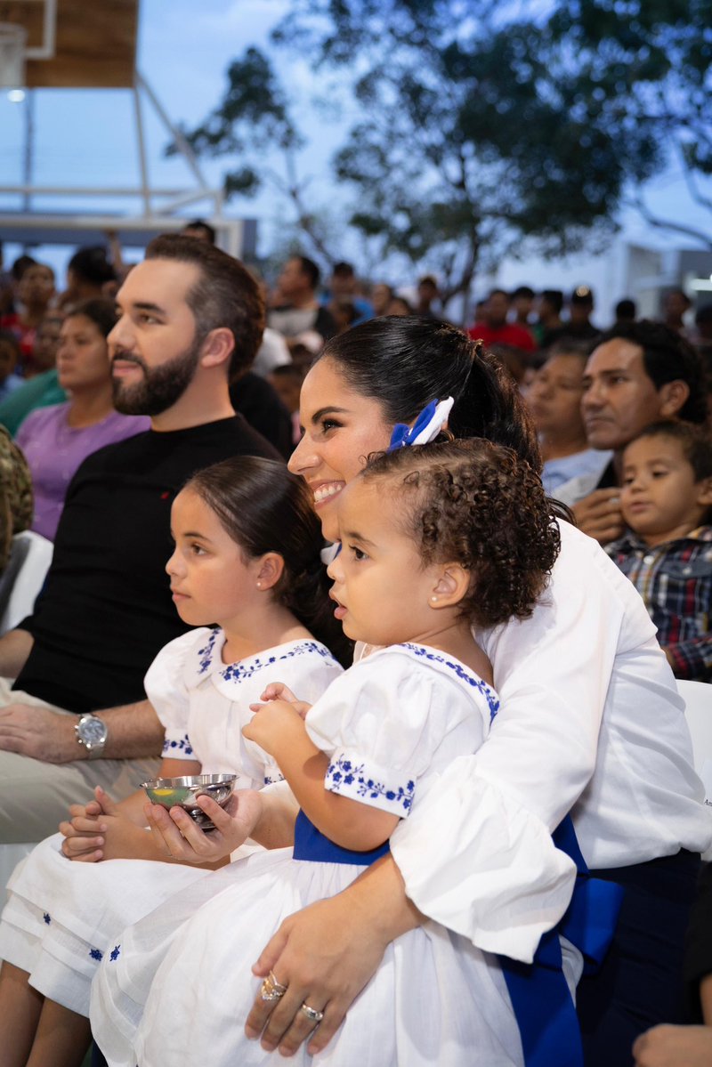 PresidenciaSV's tweet photo. “Nosotros dijimos: ‘Bueno, si ya les vamos a hacer la carretera, hagamos la escuela también’. Y empezamos a construirla y en un año se terminó. Y ya a partir de ahora las clases son acá.
 
Como pudieron ver los niños, tiene de todo, tiene juegos, comedor, cocina, aulas bonitas, baños. El área para Primera Infancia, que la fuimos a ver con mi esposa Gabriela. Como todos ustedes saben, ella está trabajando muy fuerte para apoyar a la Primera Infancia, para que tengan educación de primera, educación de calidad desde que están pequeñitos.
 
Porque ellos son el futuro de nuestro país y queremos tener un buen futuro. Tal vez nosotros vamos a estar viejitos pero vamos a ver cómo los niños, que vamos a educar mejor, se van a convertir no solo en jóvenes de bien, sino en adultos de bien y ellos son los que van a sacar a nuestro país todavía mucho más adelante de lo que nosotros podamos hacer”, Presidente @nayibbukele.