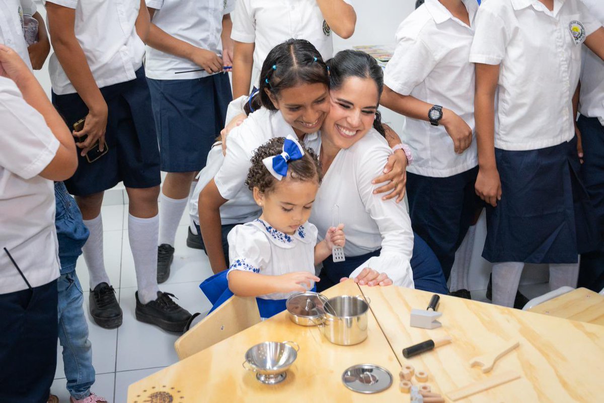 PresidenciaSV's tweet photo. “Ya que está la Ministra de @EducacionSV aquí, yo le quiero pedir que a partir de mañana instalen el sistema nuevo con todo: internet, computadoras, los tutores de inteligencia artificial y todo lo necesario para que estos niños tengan la mejor educación del mundo.
 
Así que no solo vamos a tener calle de primera, escuela de primera, educación de Primera Infancia de calidad, computadoras de primera, Paquetes Escolares de primera, sino que educación para todos los niños, la mejor del mundo.
 
Ya lo único que falta, y que eso no lo puede hacer el Gobierno, eso no lo podemos hacer nosotros, no lo puede hacer @ObraMunicipal, no lo puede hacer @EducacionSV, no lo puede hacer el Despacho de la Primera Dama, lo tienen que hacer ustedes, y es esforzarse, estudiar, aprender y hacer las tareas”, Presidente @nayibbukele. 🇸🇻
