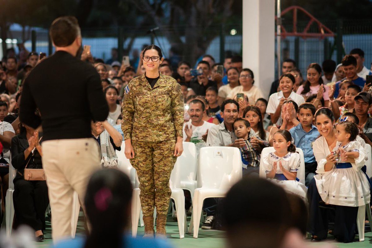 PresidenciaSV's tweet photo. “Ya que está la Ministra de @EducacionSV aquí, yo le quiero pedir que a partir de mañana instalen el sistema nuevo con todo: internet, computadoras, los tutores de inteligencia artificial y todo lo necesario para que estos niños tengan la mejor educación del mundo.
 
Así que no solo vamos a tener calle de primera, escuela de primera, educación de Primera Infancia de calidad, computadoras de primera, Paquetes Escolares de primera, sino que educación para todos los niños, la mejor del mundo.
 
Ya lo único que falta, y que eso no lo puede hacer el Gobierno, eso no lo podemos hacer nosotros, no lo puede hacer @ObraMunicipal, no lo puede hacer @EducacionSV, no lo puede hacer el Despacho de la Primera Dama, lo tienen que hacer ustedes, y es esforzarse, estudiar, aprender y hacer las tareas”, Presidente @nayibbukele. 🇸🇻