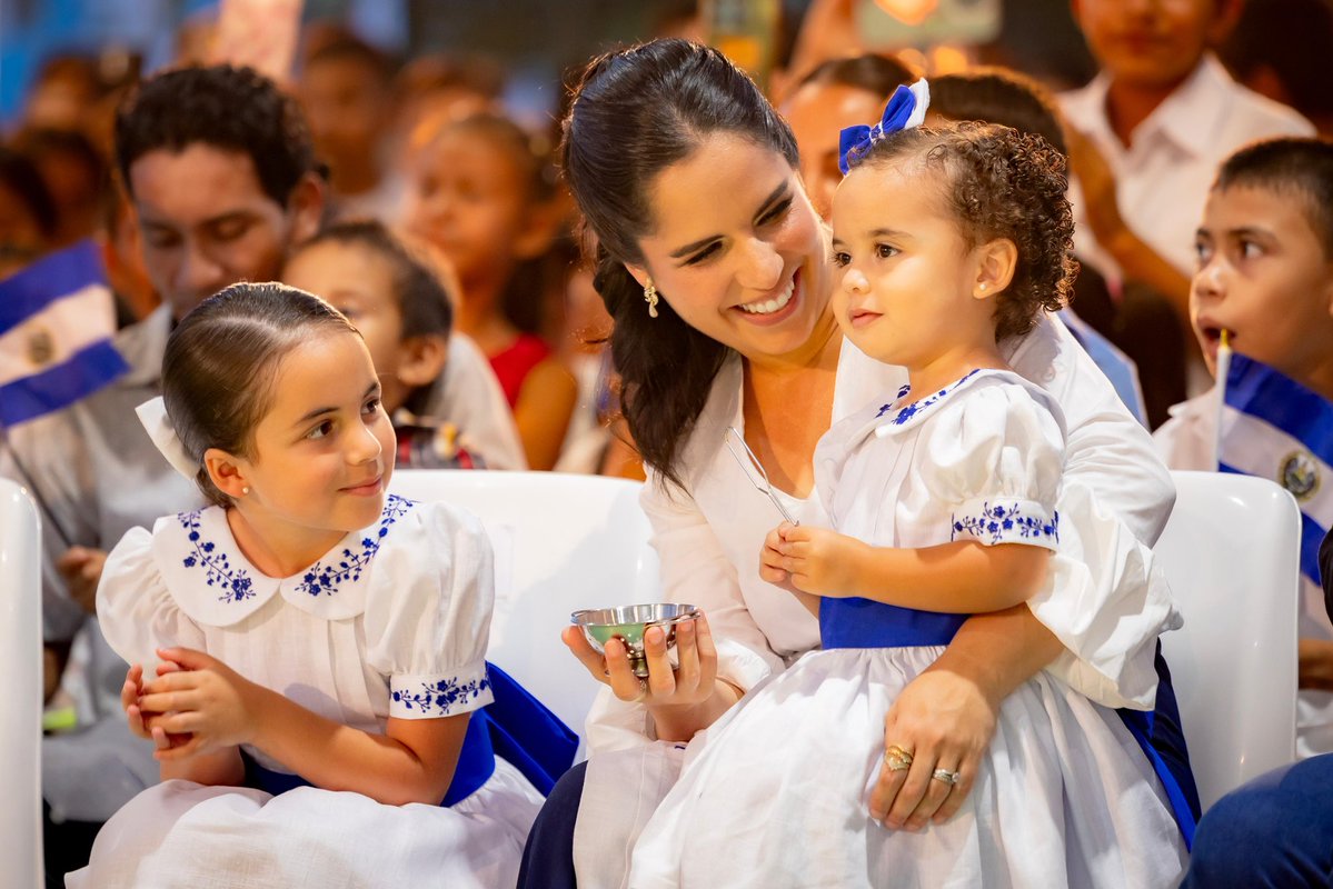 PresidenciaSV's tweet photo. “Ahora todos los niños de El Salvador tienen derecho a becas de estudios superiores. Así que el que quiere estudiar después de bachillerato puede hacerlo y el Gobierno le va a dar su beca.
 
¿Qué falta? Esfuerzo y tiempo. Paciencia y confianza. Lo más importante es que todo esto: la calle, la escuela, los paquetes, la educación, las becas, todo es gracias a Dios.
 
Todo pasa porque Dios quiere y esta escuela está porque Dios así lo quiso. Dios utilizó a @ObraMunicipal para que la construyeran. Dios utilizó a @ObrasPublicasSV para que hiciera la calle. Dios usó a @educacionsv para que les diera los Paquetes Escolares y ahora la mejor educación. Dios usó la Dirección de @integracionsv para que les diera sus becas, pero al final de cuentas es Dios el que se encarga de todo.
 
No hay excusas. Ahora toca estudiar, esforzarse, aprender, salir adelante y ser un orgullo para sus padres, para su comunidad y que Los Toles y las comunidades aledañas salgan adelante. Está en manos de ustedes, las herramientas aquí están”, Presidente @nayibbukele. 🇸🇻