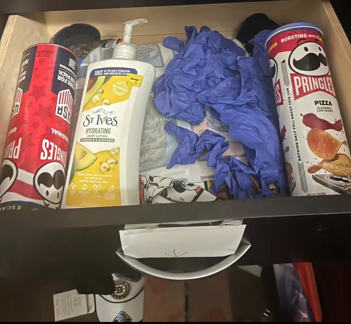 BigBillBowers's tweet photo. 10 follower nightstand dox #pringles https://t.co/N2FNuv8XCu
