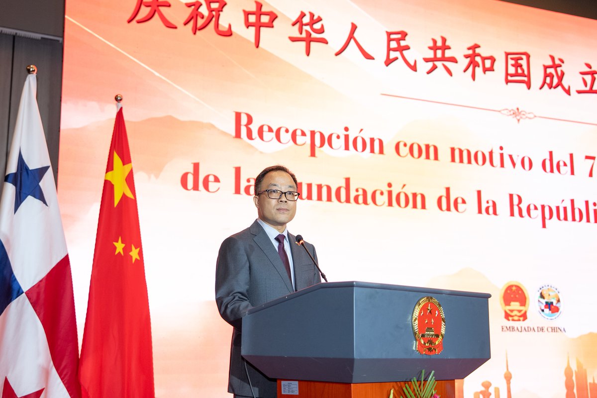 ChEmbPa's tweet photo. El 14 de septiembre, durante la recepción con motivo del 77.º aniversario de la fundación de la República Popular China, nos acompañaron S.E. Carlos Guevara Mann, Vicecanciller y representante del Gobierno de Panamá, S.E. Juan Carlos Navarro, Ministro de Ambiente, así como representantes de diversos sectores de la sociedad panameña, de empresas e instituciones chinas y de la comunidad china en Panamá. Durante el evento, las diversas y cautivadoras presentaciones de la cultura tradicional china contribuyeron a crear un ambiente cálido y amistoso.
El Vicecanciller Mann, en representación del Gobierno de Panamá, expresó sus más sinceras felicitaciones y manifestó que Panamá está dispuesto a trabajar con China, sobre la base del respeto mutuo, para seguir impulsando el desarrollo de las relaciones bilaterales. Estoy convencido de que, mientras que ambos países partamos siempre de los intereses fundamentales de nuestros respectivos países y pueblos, mantengamos firme la confianza y superemos las interferencias, podremos impulsar las relaciones bilaterales para brindar mayores beneficios a nuestros pueblos.
Gracias a todos los amigos de los distintos sectores de Panamá y espero que la amistad entre China y Panamá rinda nuevos y abundantes frutos.
