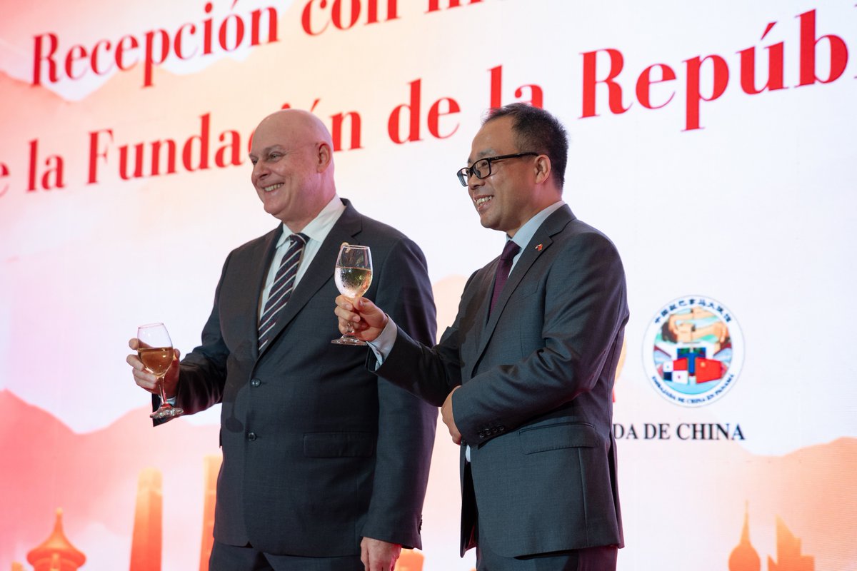 ChEmbPa's tweet photo. El 14 de septiembre, durante la recepción con motivo del 77.º aniversario de la fundación de la República Popular China, nos acompañaron S.E. Carlos Guevara Mann, Vicecanciller y representante del Gobierno de Panamá, S.E. Juan Carlos Navarro, Ministro de Ambiente, así como representantes de diversos sectores de la sociedad panameña, de empresas e instituciones chinas y de la comunidad china en Panamá. Durante el evento, las diversas y cautivadoras presentaciones de la cultura tradicional china contribuyeron a crear un ambiente cálido y amistoso.
El Vicecanciller Mann, en representación del Gobierno de Panamá, expresó sus más sinceras felicitaciones y manifestó que Panamá está dispuesto a trabajar con China, sobre la base del respeto mutuo, para seguir impulsando el desarrollo de las relaciones bilaterales. Estoy convencido de que, mientras que ambos países partamos siempre de los intereses fundamentales de nuestros respectivos países y pueblos, mantengamos firme la confianza y superemos las interferencias, podremos impulsar las relaciones bilaterales para brindar mayores beneficios a nuestros pueblos.
Gracias a todos los amigos de los distintos sectores de Panamá y espero que la amistad entre China y Panamá rinda nuevos y abundantes frutos.