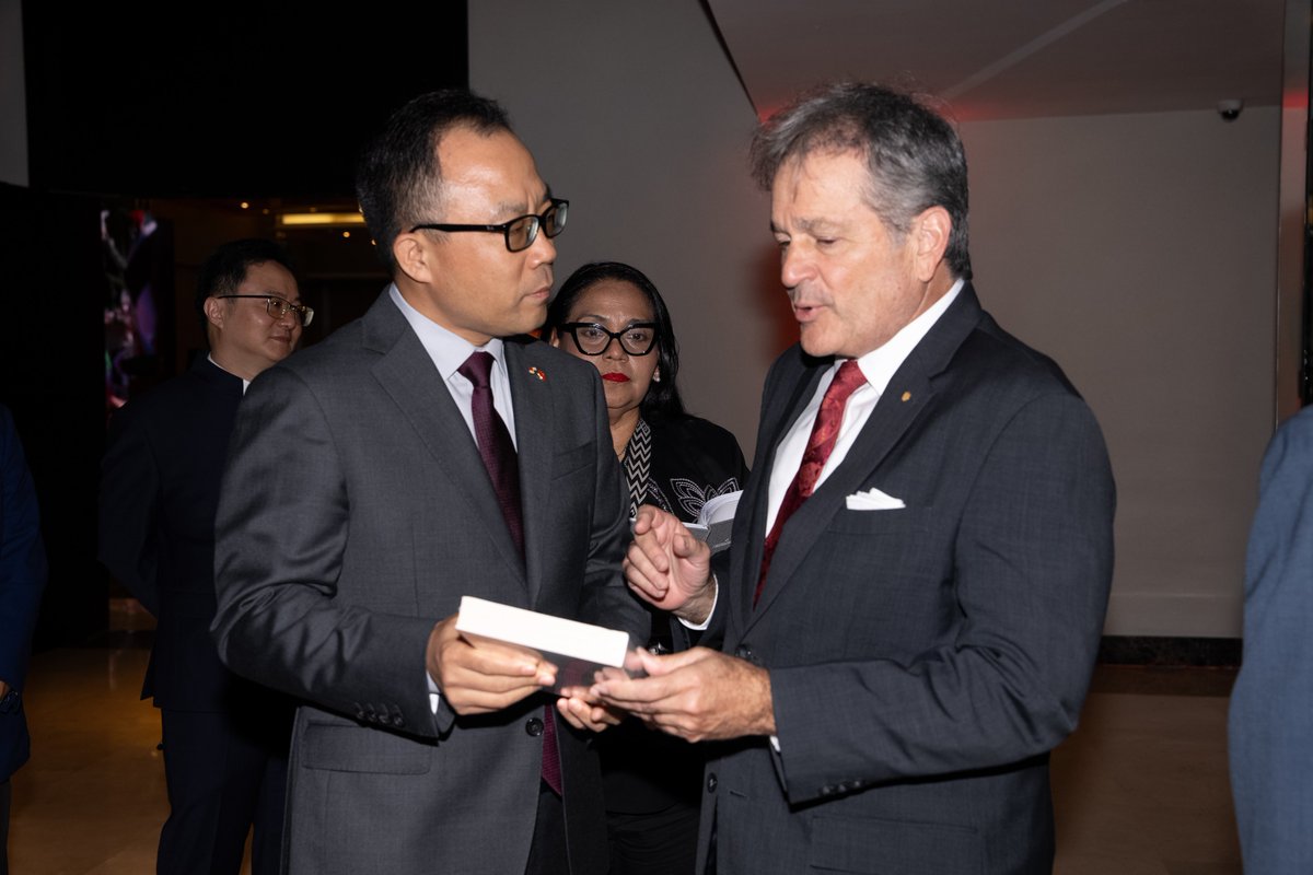 ChEmbPa's tweet photo. El 14 de septiembre, durante la recepción con motivo del 77.º aniversario de la fundación de la República Popular China, nos acompañaron S.E. Carlos Guevara Mann, Vicecanciller y representante del Gobierno de Panamá, S.E. Juan Carlos Navarro, Ministro de Ambiente, así como representantes de diversos sectores de la sociedad panameña, de empresas e instituciones chinas y de la comunidad china en Panamá. Durante el evento, las diversas y cautivadoras presentaciones de la cultura tradicional china contribuyeron a crear un ambiente cálido y amistoso.
El Vicecanciller Mann, en representación del Gobierno de Panamá, expresó sus más sinceras felicitaciones y manifestó que Panamá está dispuesto a trabajar con China, sobre la base del respeto mutuo, para seguir impulsando el desarrollo de las relaciones bilaterales. Estoy convencido de que, mientras que ambos países partamos siempre de los intereses fundamentales de nuestros respectivos países y pueblos, mantengamos firme la confianza y superemos las interferencias, podremos impulsar las relaciones bilaterales para brindar mayores beneficios a nuestros pueblos.
Gracias a todos los amigos de los distintos sectores de Panamá y espero que la amistad entre China y Panamá rinda nuevos y abundantes frutos.