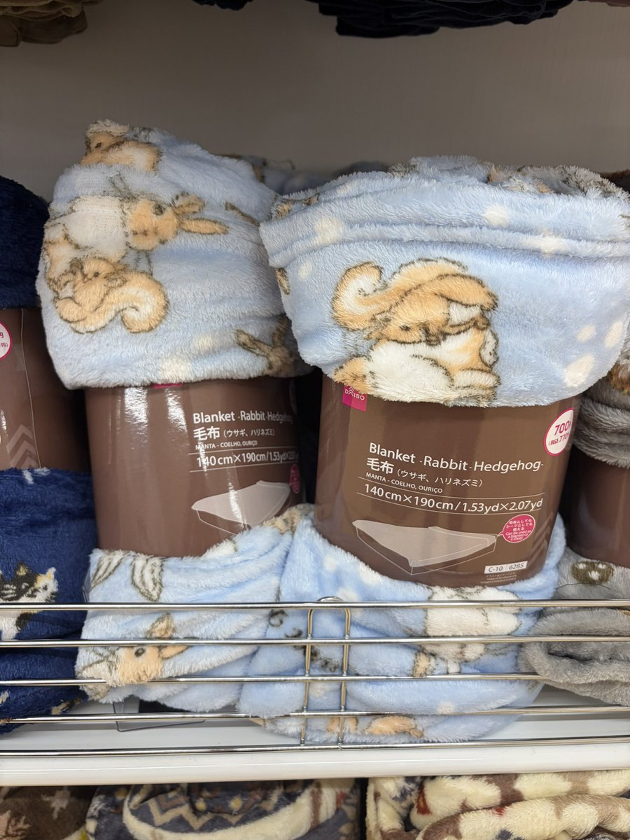 usa01095591's tweet photo. ダイソーうさぎ柄商品の続報です🐰
なんと！マットと毛布もありました！
毛布は青しか出てなくて、店員さんにきいたら、カラーのラインナップは青とグレーだそうです（在庫検索アプリにまだ登録されてなかった）
グレー入荷したら買う🐰🩶 https://t.co/tPoGmWFnU4