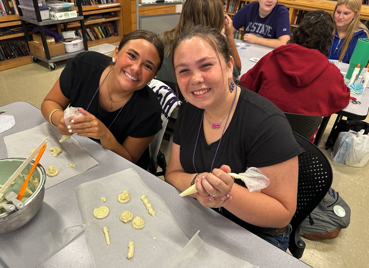 KSUCollegeofEd's tweet photo. Our Foundations of Education students kicked off their first micro-teaches of the semester with hands-on tutorial lessonsโand the creativity was flowing!
#EDCATs #KStateEDU #FutureEducators #TeachingAndLearning https://t.co/lkjQaWBCZ1