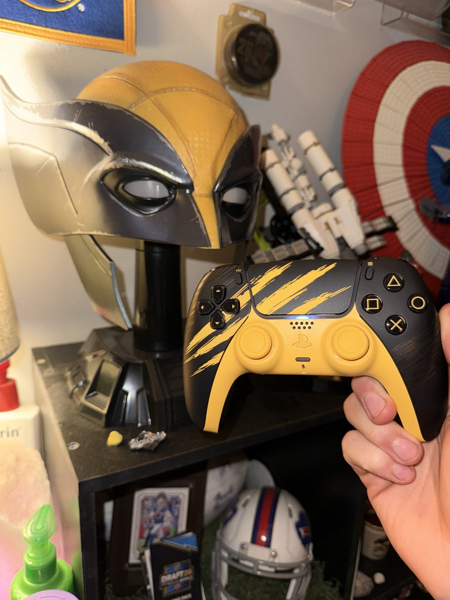 krmurphy22's tweet photo. Say what you will about the quality of the game, but you cannot hate on the controller design #WolverinePS https://t.co/fLlcxPLjxj