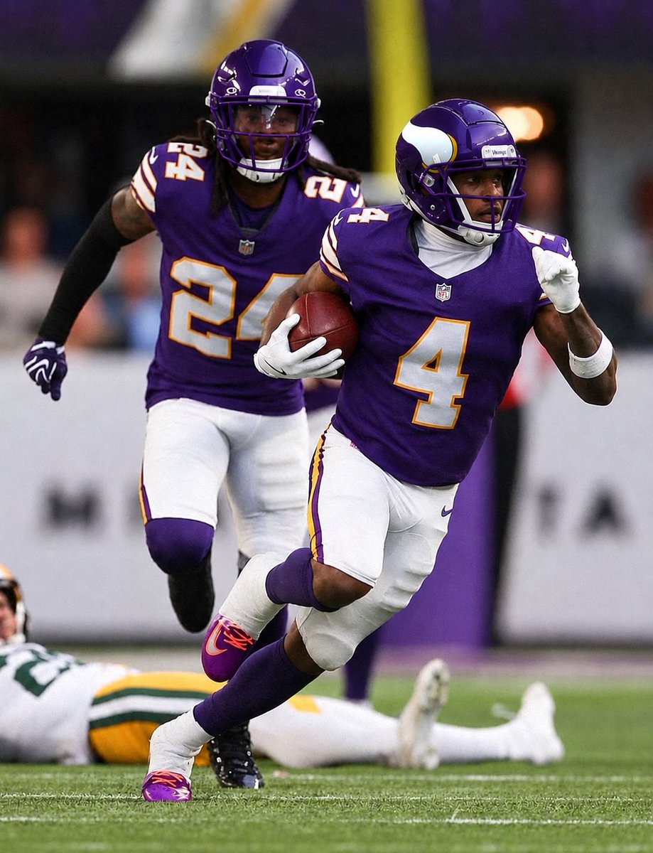 KylerKHess's tweet photo. @petermwilkin @FB_Helmet_Guy @Vikings Prefer the grey personally, but I’d take either over the black ones https://t.co/j0mPGhxI3w
