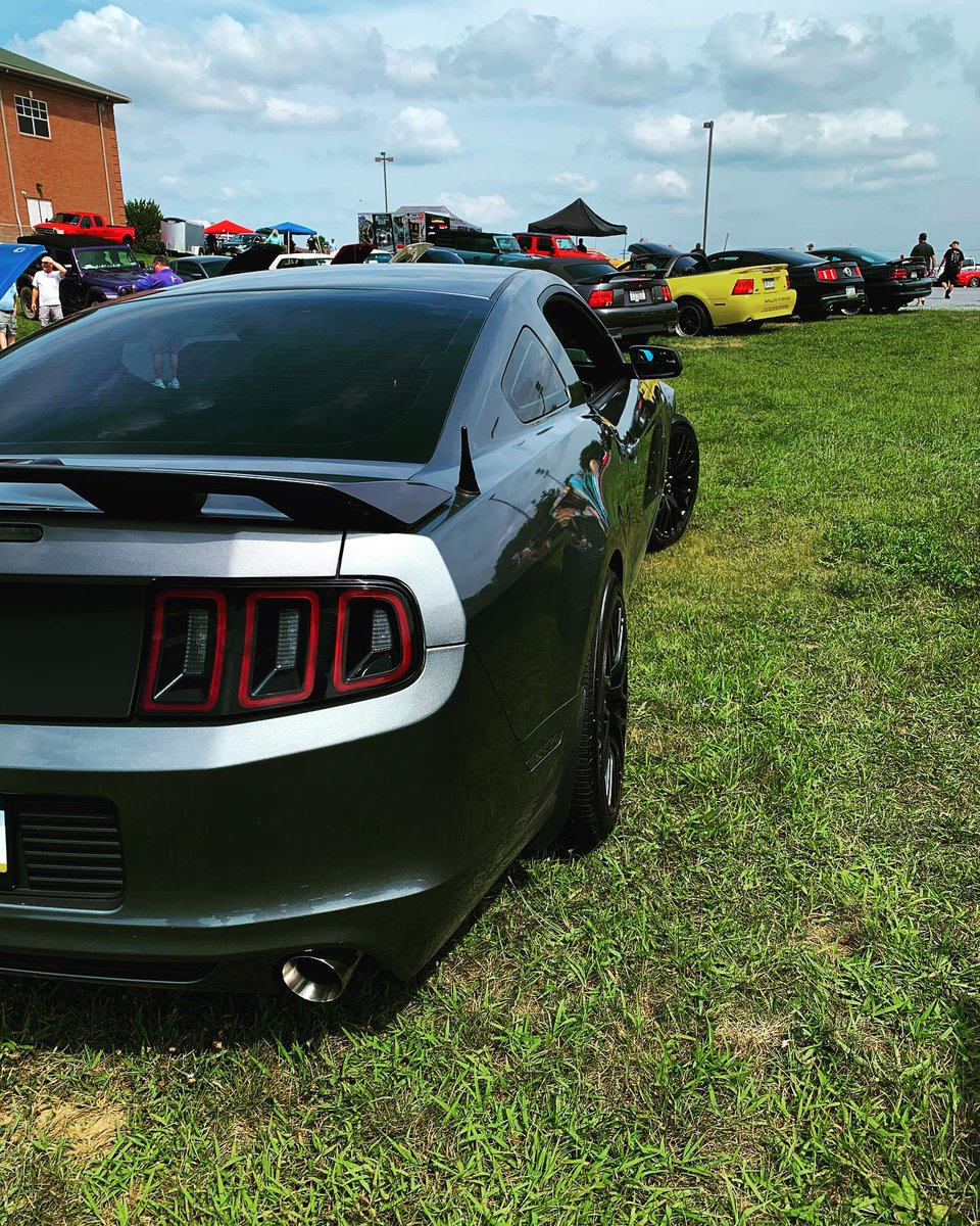 DaltonQuit86's tweet photo. Out at the CJ Pony Parts event. 0-14 Mustangs https://t.co/zTn27vyxP6