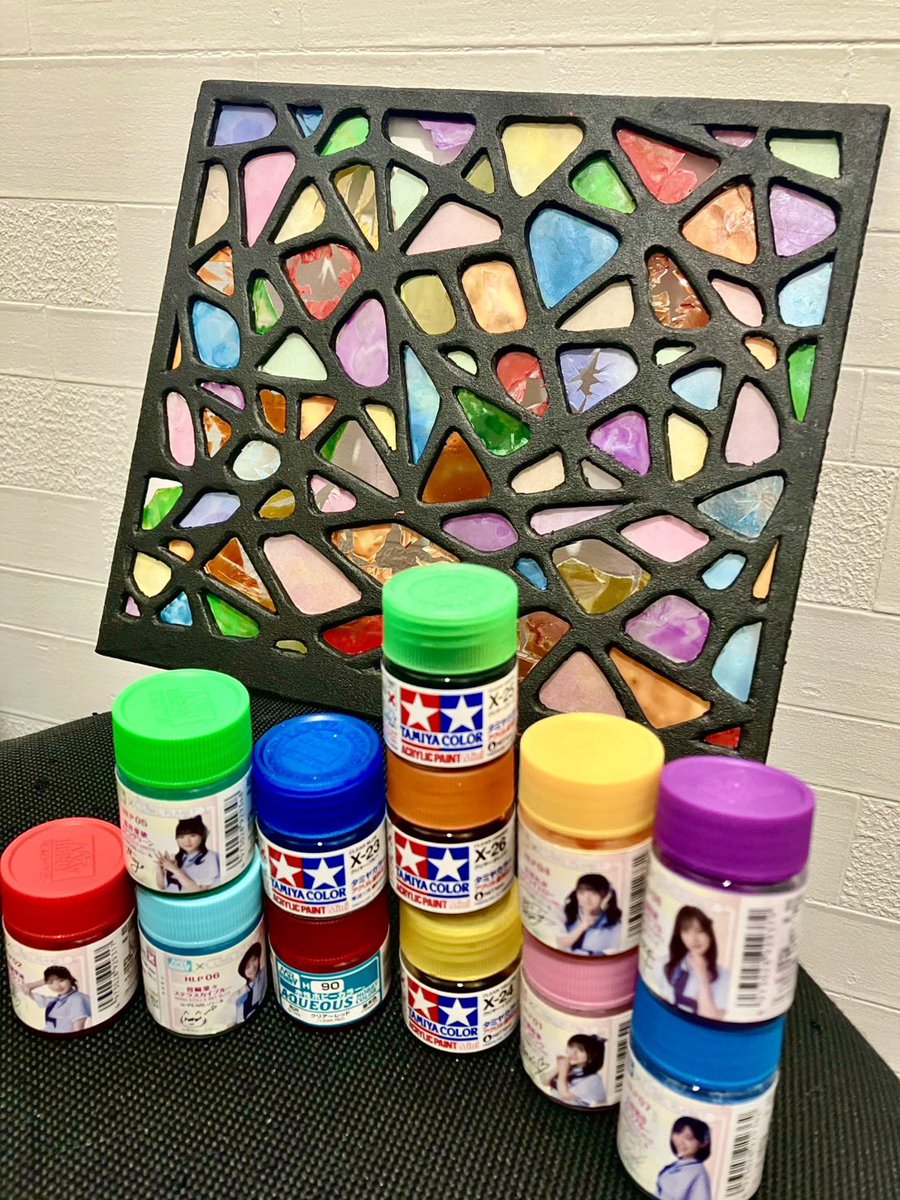 jun1rock's tweet photo. チトセリウムの双子ちゃん用
けもプラ 1/12ぶらんこ進捗
背景のステンドグラスを100均カラーボードと透明プラ板で✨プラ板はヤスッて擦りガラスにしてからクリア塗装筆塗りです。 https://t.co/vihdDePHrV