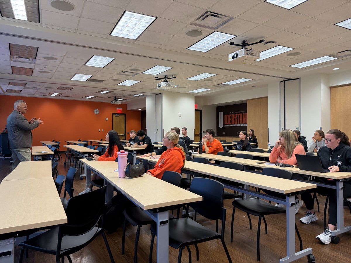 CoachTsimon's tweet photo. Last night I had the pleasure of speaking and meeting some of our students at our Athletic Director's Learning Lab.

@vandermerwe63 and our @BGSU_Athletics administrators have created a second to none environment for our students to gain experience and connections in athletics. https://t.co/niMwsa8B6t