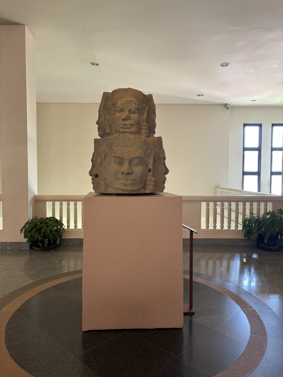 CarlosKimsan's tweet photo. "Hoy fue un día muy especial con mis compañeros de trabajo para estudiar las esculturas y la historia de Camboya en el Museo Nacional de Angkor. Valía la pena recordar las historias que descubrimos sobre el Imperio Jemer." https://t.co/Ymr8HJvK2u