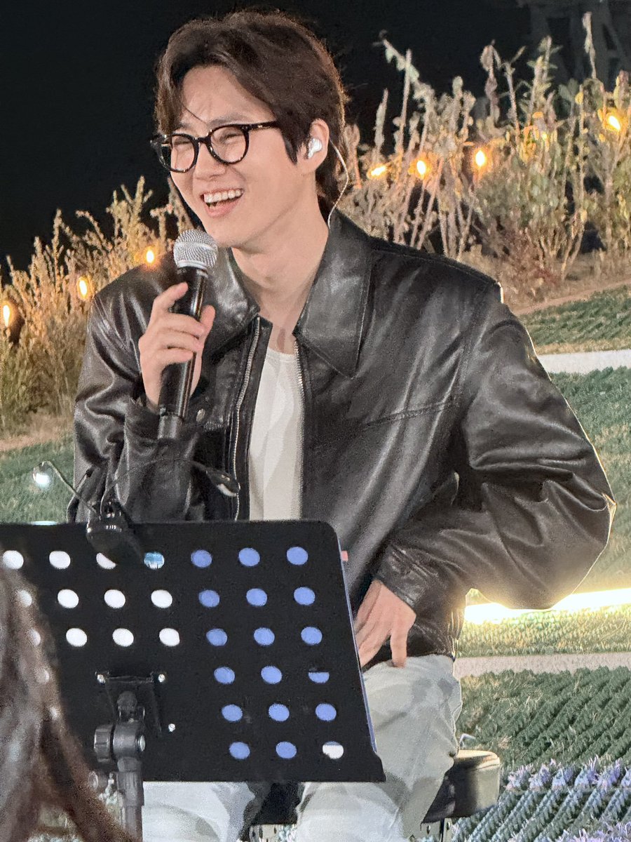 cocoball0_0's tweet photo. 요즘같은 때 밤에 여성분께 겉옷 양보해주고 이런 반팔차림이면 아무래도 핫팩 관객들한테 얻어내서 꼬옥 쥐고있을 만하지 ㅠㅠㅋㅋㅋㅋㅋㅋㅋㅋㅋ 너무 착하고 귀여움 https://t.co/zisatcoQoc